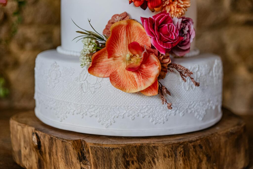A close-up of a trendy wedding cake featuring popular colors for 2026 — Las Vegas wedding trends 2026