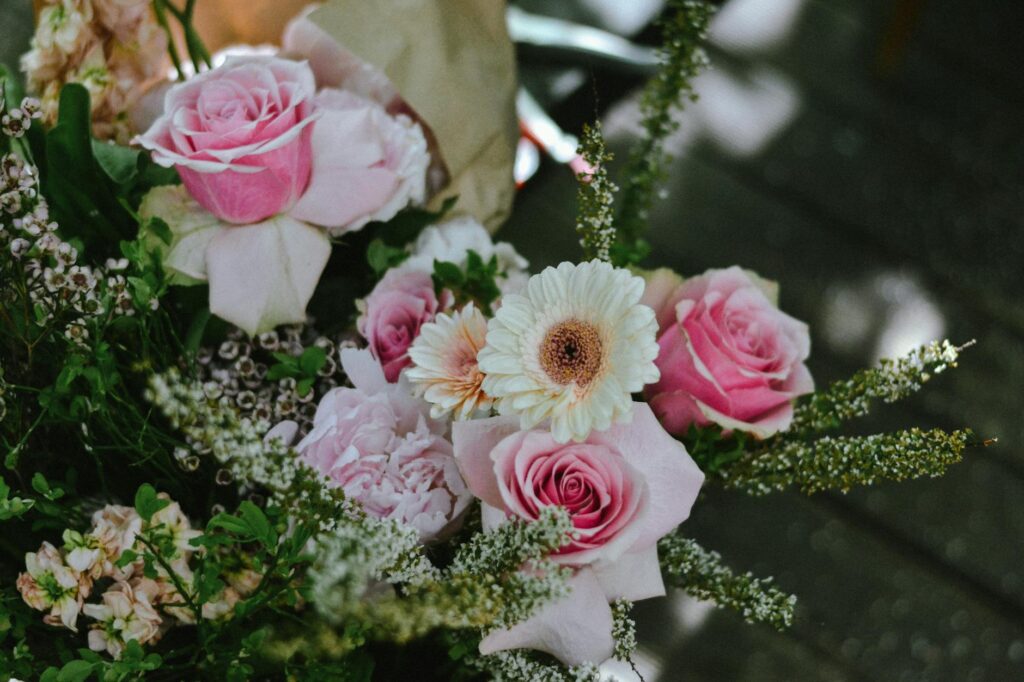 A close-up of classic beach flowers like roses and daisies — beach wedding flowers Las Vegas