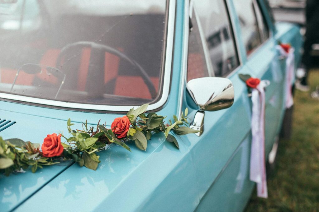 An elegant vintage-themed wedding with classic cars and retro decor. — Las Vegas wedding themes