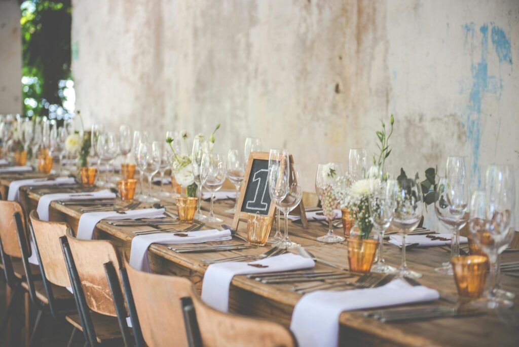A beautifully arranged wedding reception table with quick decor ideas. — last-minute wedding Las Vegas