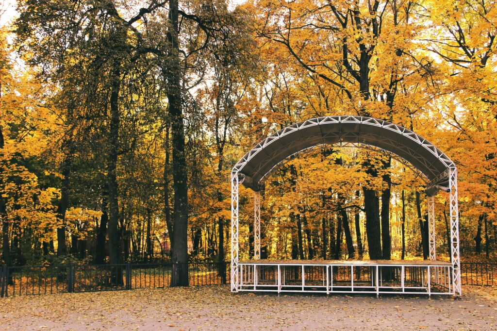 A beautifully decorated fall wedding venue with autumn leaves and colors. — best time to get married Las Vegas