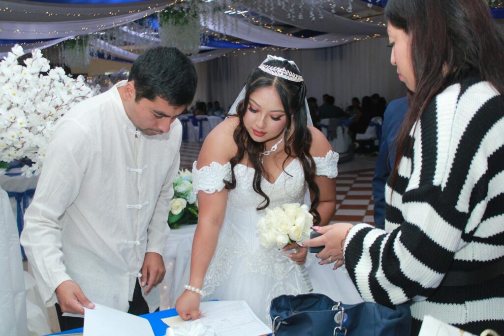 A couple enjoying an interactive guest experience during their Las Vegas wedding. — Las Vegas wedding trends