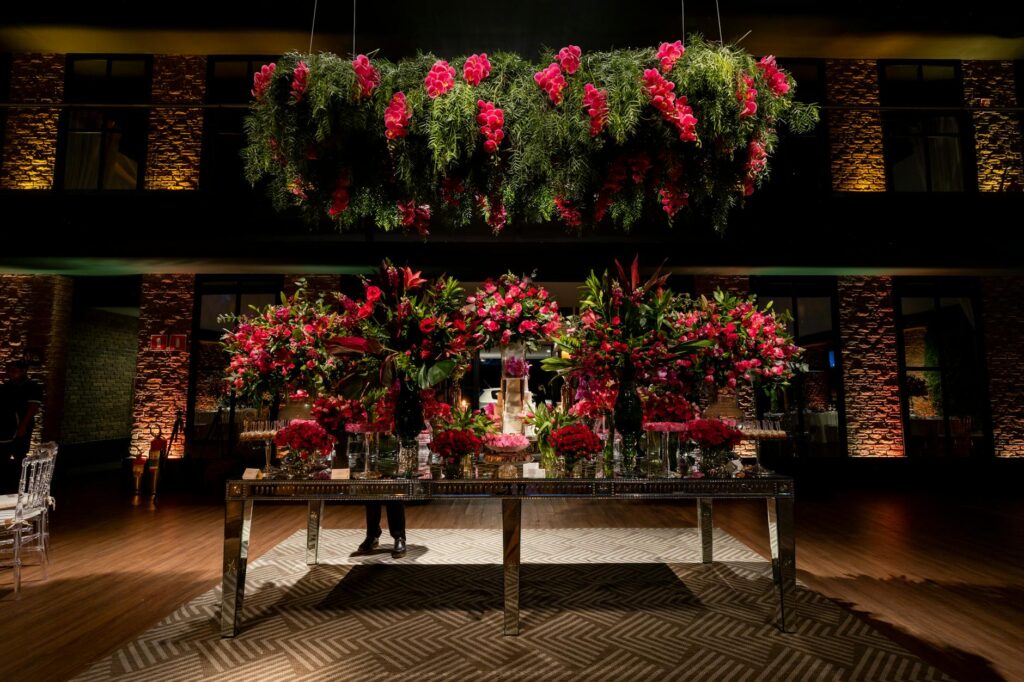 A glamorous wedding reception table styled with luxury details. — Las Vegas wedding trends 2026