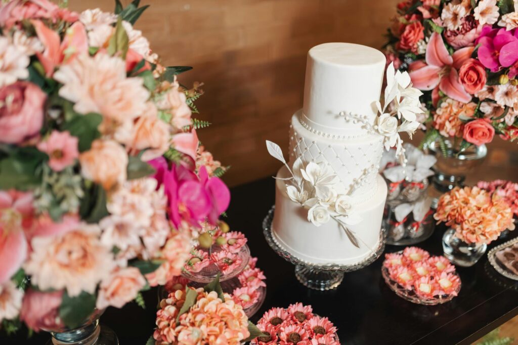 A stunning wedding cake decorated with Las Vegas motifs — choose wedding concierge Las Vegas