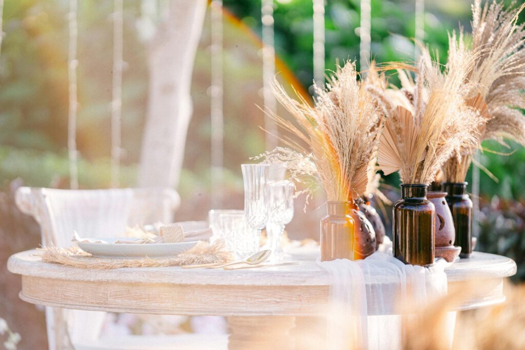 A table setting featuring budget-friendly yet elegant decor — affordable Las Vegas wedding tips