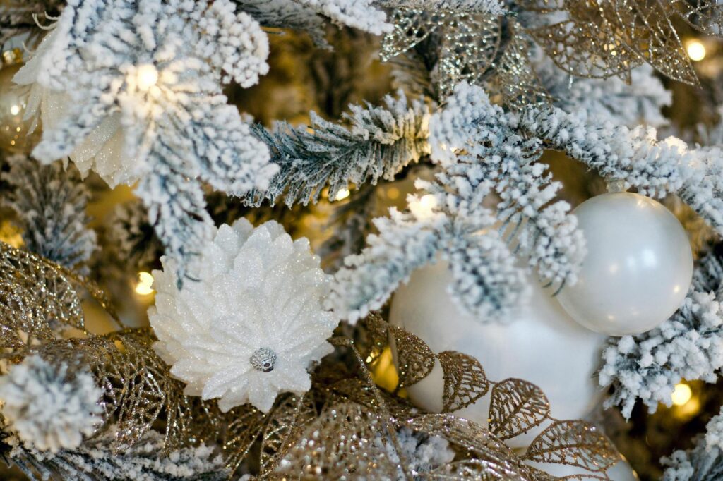 An elegant winter wedding scene showcasing glamorous decor and a winter wonderland theme. — Las Vegas wedding trends 2026