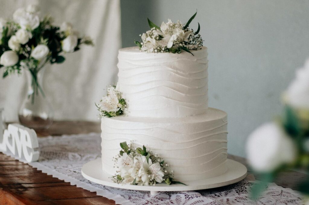 An elegant yet affordable wedding cake on a budget table. — Las Vegas destination wedding budget