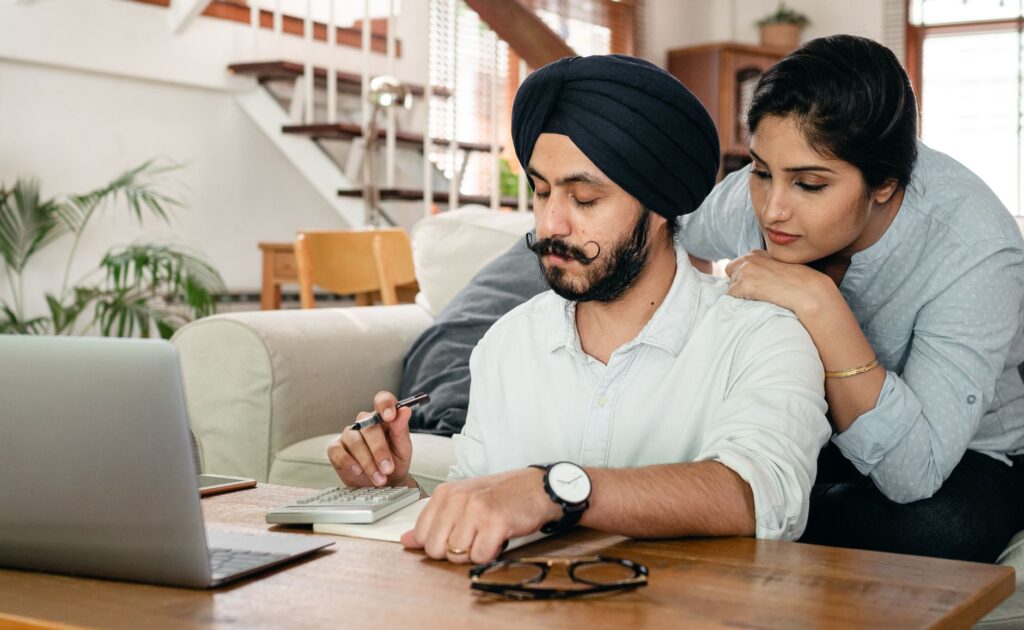 A couple using a wedding budget calculator on a laptop. — las vegas wedding budget