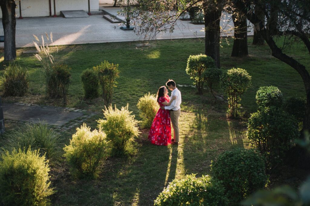 A serene image of a couple in a beautiful natural setting, exemplifying minimalism and the use of natural light. — weddi…