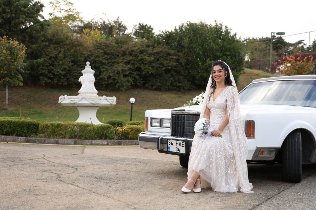 A vintage glamour wedding setup featuring elegant decor, classic cars, and romantic lighting. — unique wedding themes La…