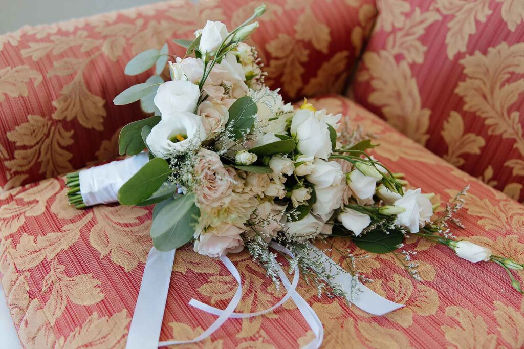 A glamorous vintage-themed wedding in Las Vegas, highlighting elegant attire and vintage-inspired decorations. — Las Veg…
