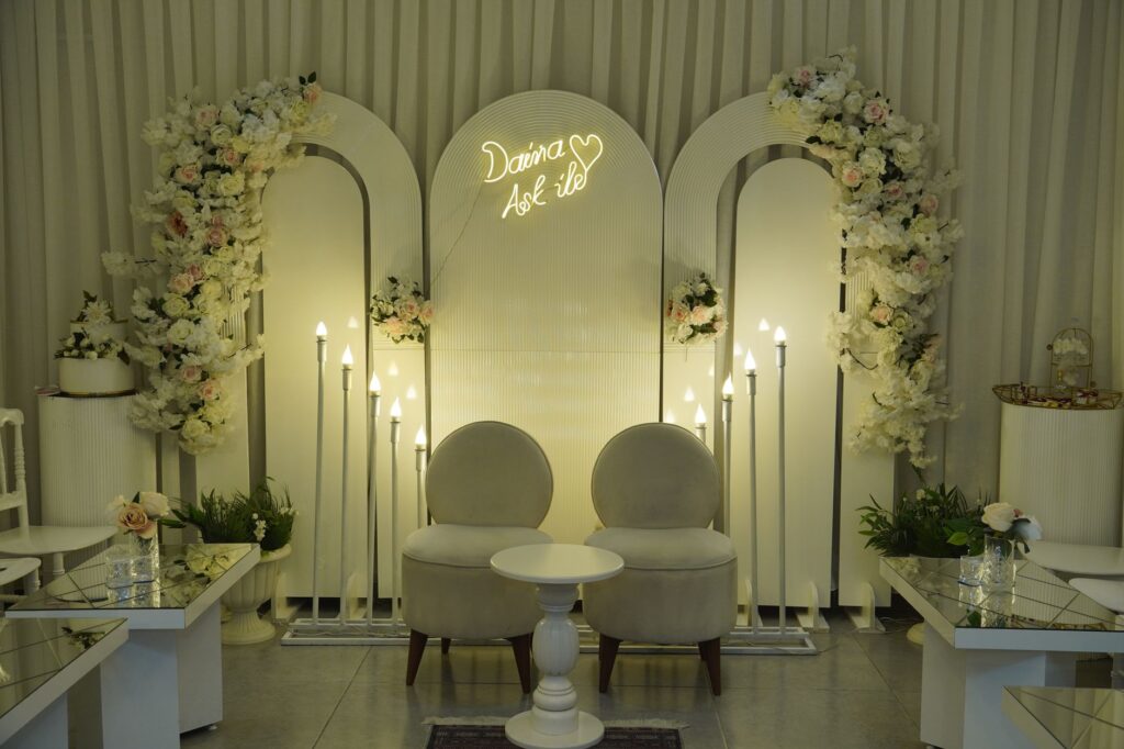 A modern, minimalist wedding setup showcasing elegant floral arrangements and simple decor. — 2026 wedding trends Las Vegas