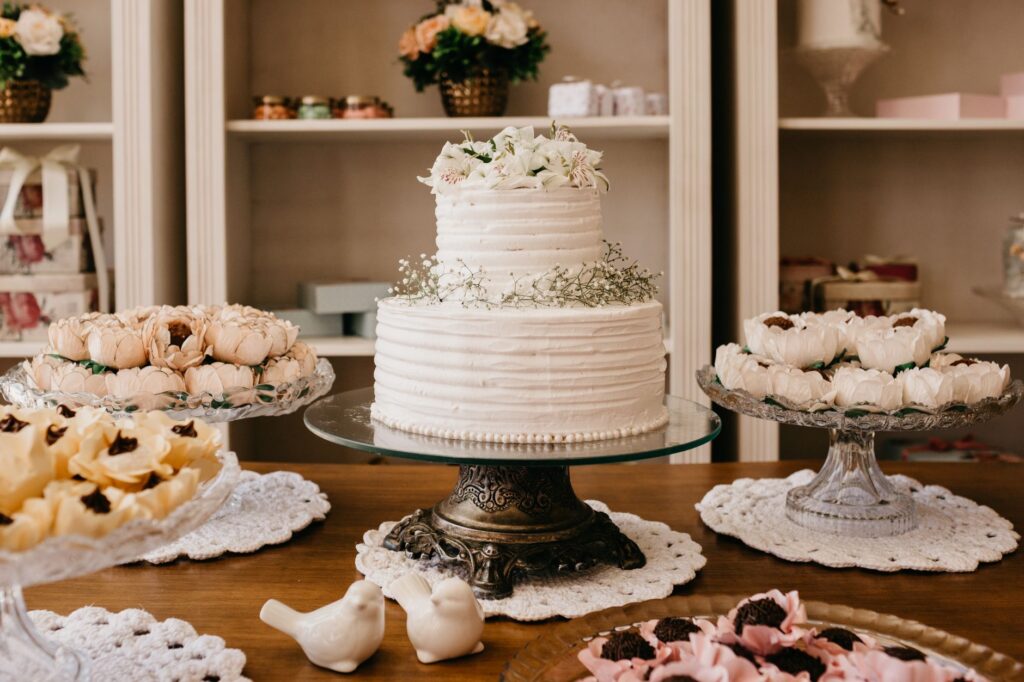 A stunning wedding cake display at one of the Las Vegas wedding shows 2026, illustrating culinary creativity.