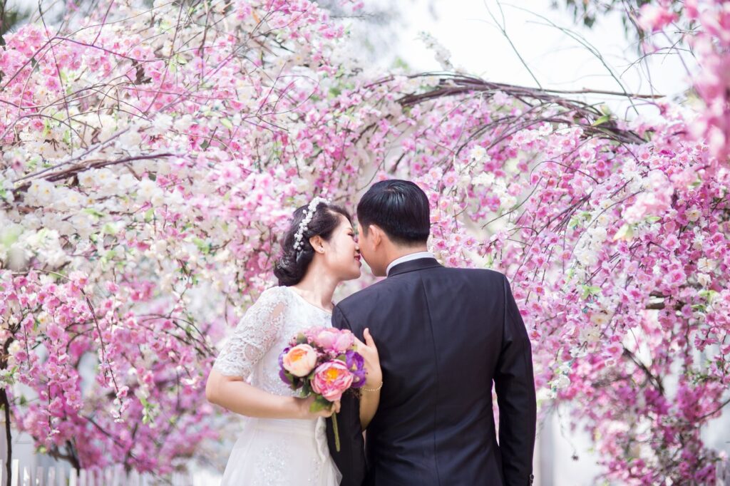 A beautiful Las Vegas wedding ceremony in spring with blooming flowers. — best time to get married Las Vegas