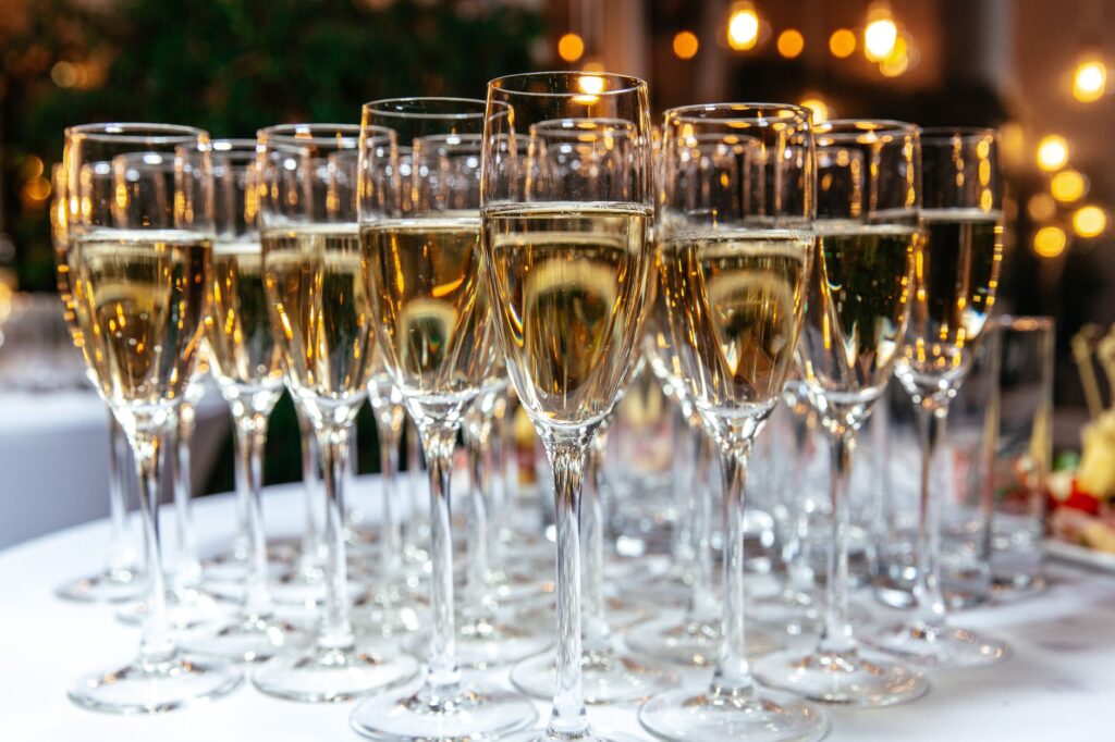 A celebratory toast with signature cocktails at a glamorous Las Vegas wedding reception. — Las Vegas wedding culture