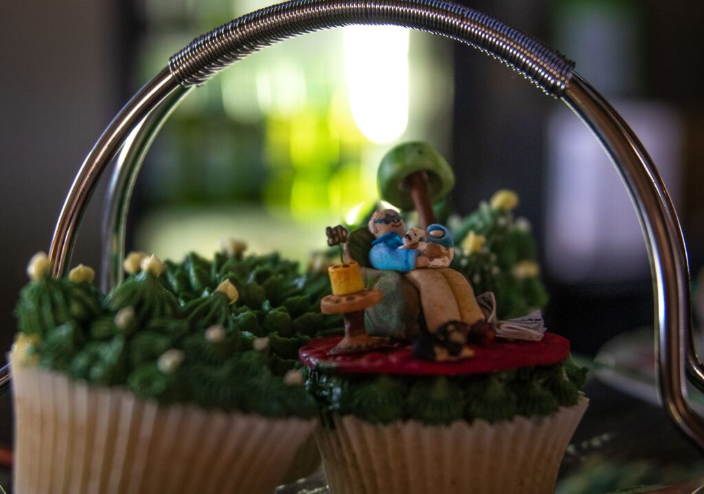 A close-up of a beautifully decorated wedding cake featuring Las Vegas-themed decorations. — Las Vegas wedding trends