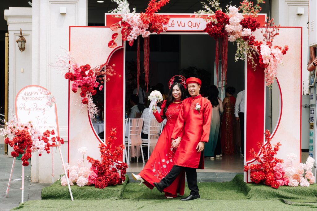 A glamorous Hollywood red carpet entrance for a themed wedding celebration. — Las Vegas wedding themes