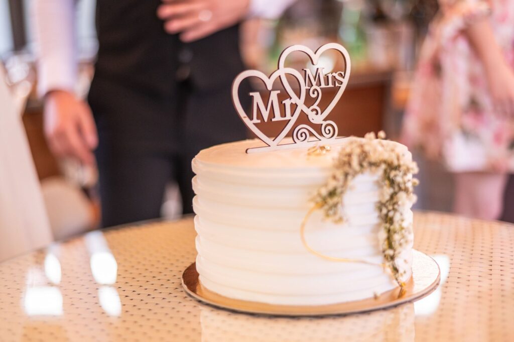 An elegant wedding cake decorated with a Vegas theme. — Las Vegas wedding planning checklist