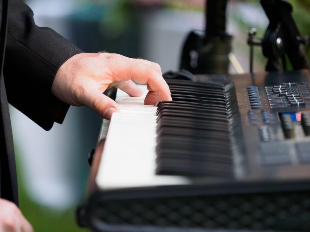 Live entertainment at a wedding, highlighting local music and performers. — Las Vegas wedding culture