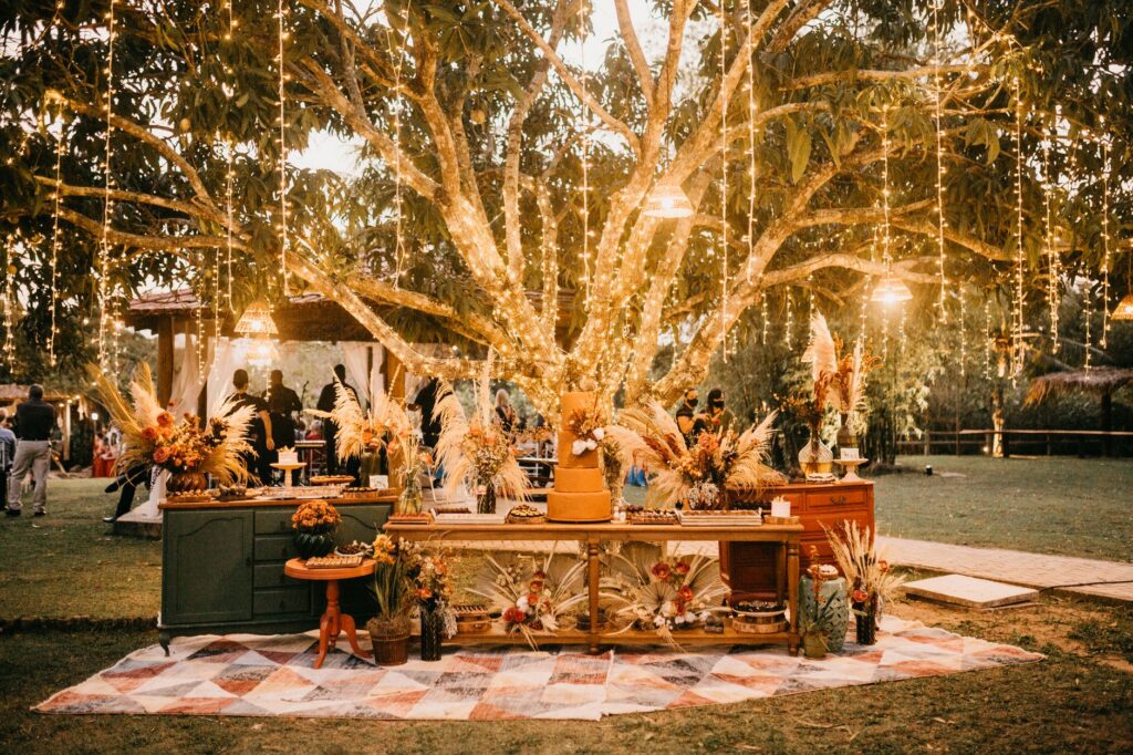 A beautiful autumn-inspired wedding cake decorated with leaves and warm tones. — Las Vegas fall wedding trends