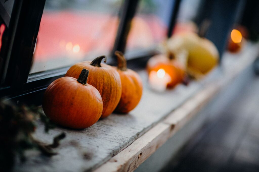 A close-up of fall-themed wedding décor, featuring pumpkins and seasonal flowers. — Las Vegas fall wedding trends