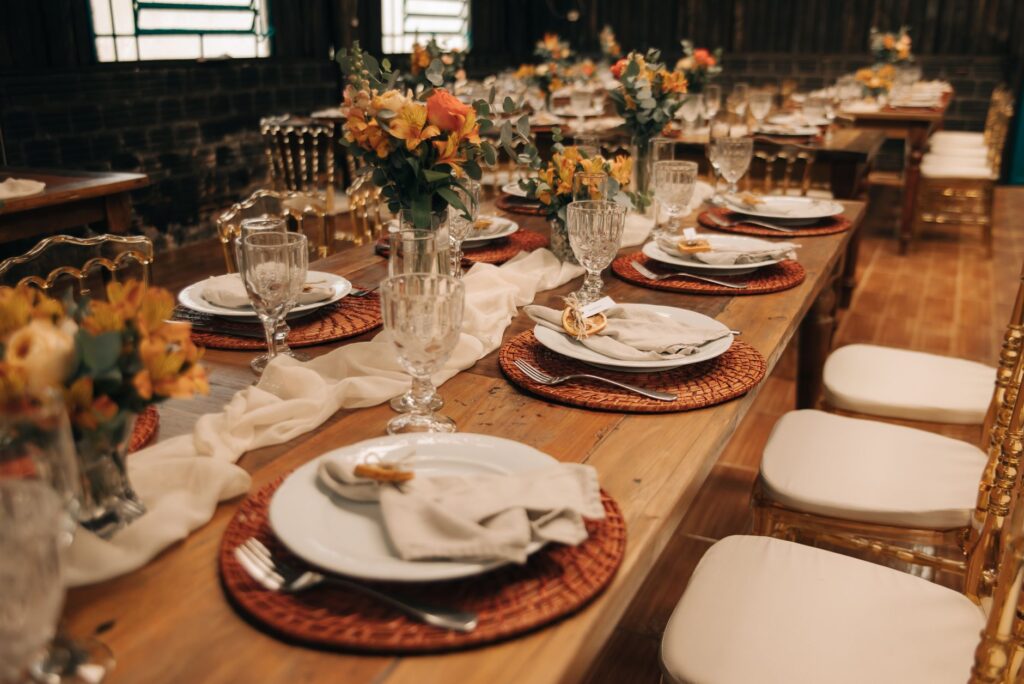 A table setting for a fall wedding, featuring earthy colors and rustic tableware. — Las Vegas fall wedding trends