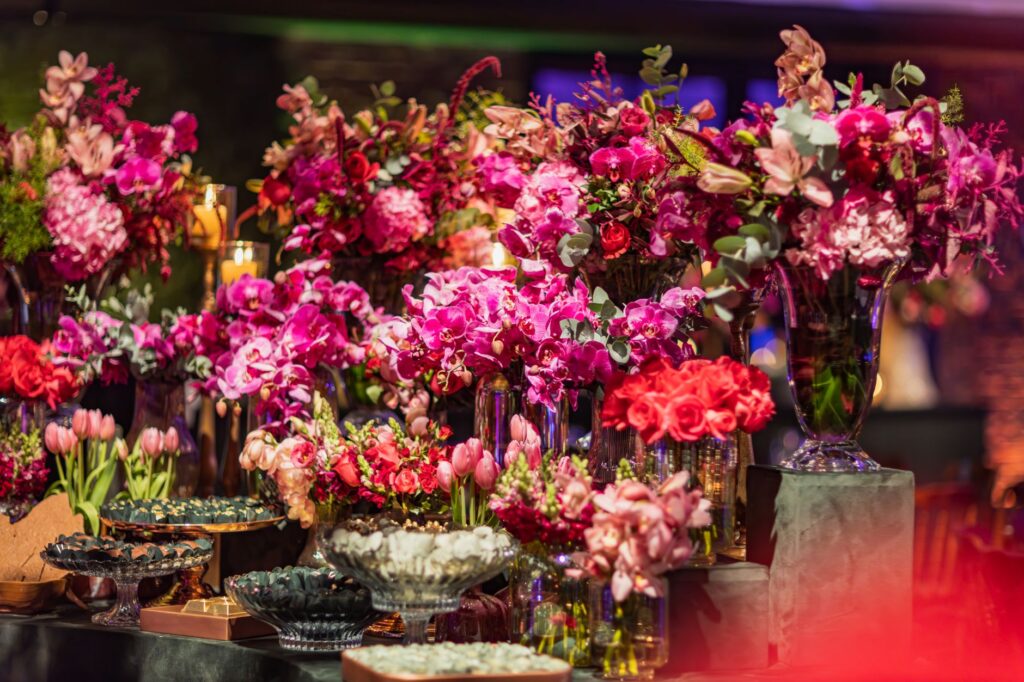 An elegant centerpiece arrangement showcasing vibrant flowers that reflect the latest wedding flower trends for 2026. — …