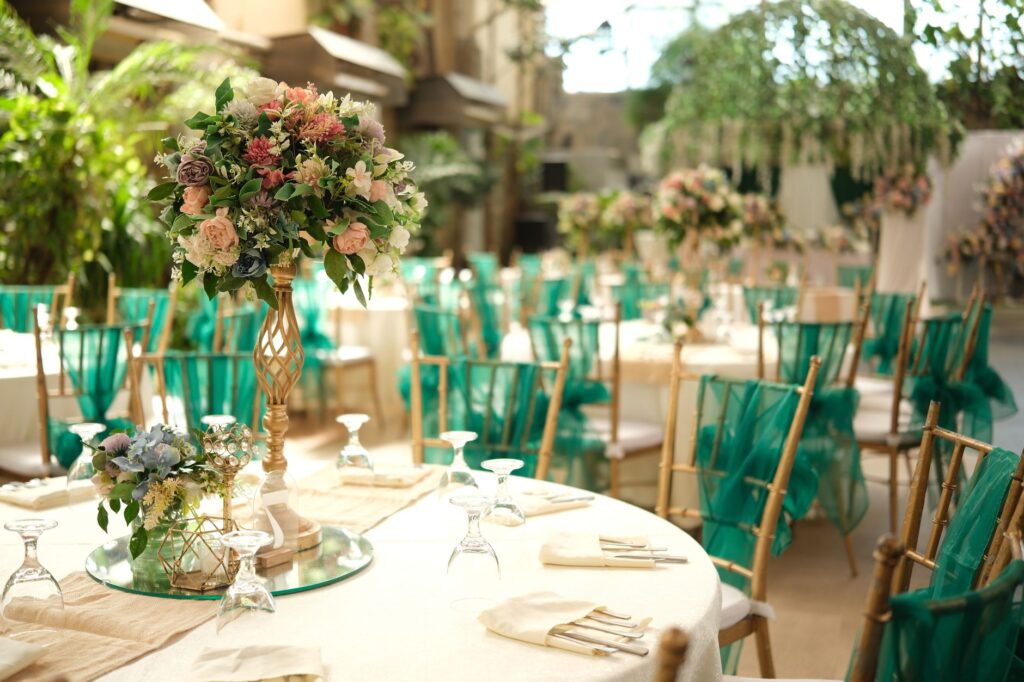 An elegant wedding reception in a Las Vegas hotel. — choose wedding planner Las Vegas